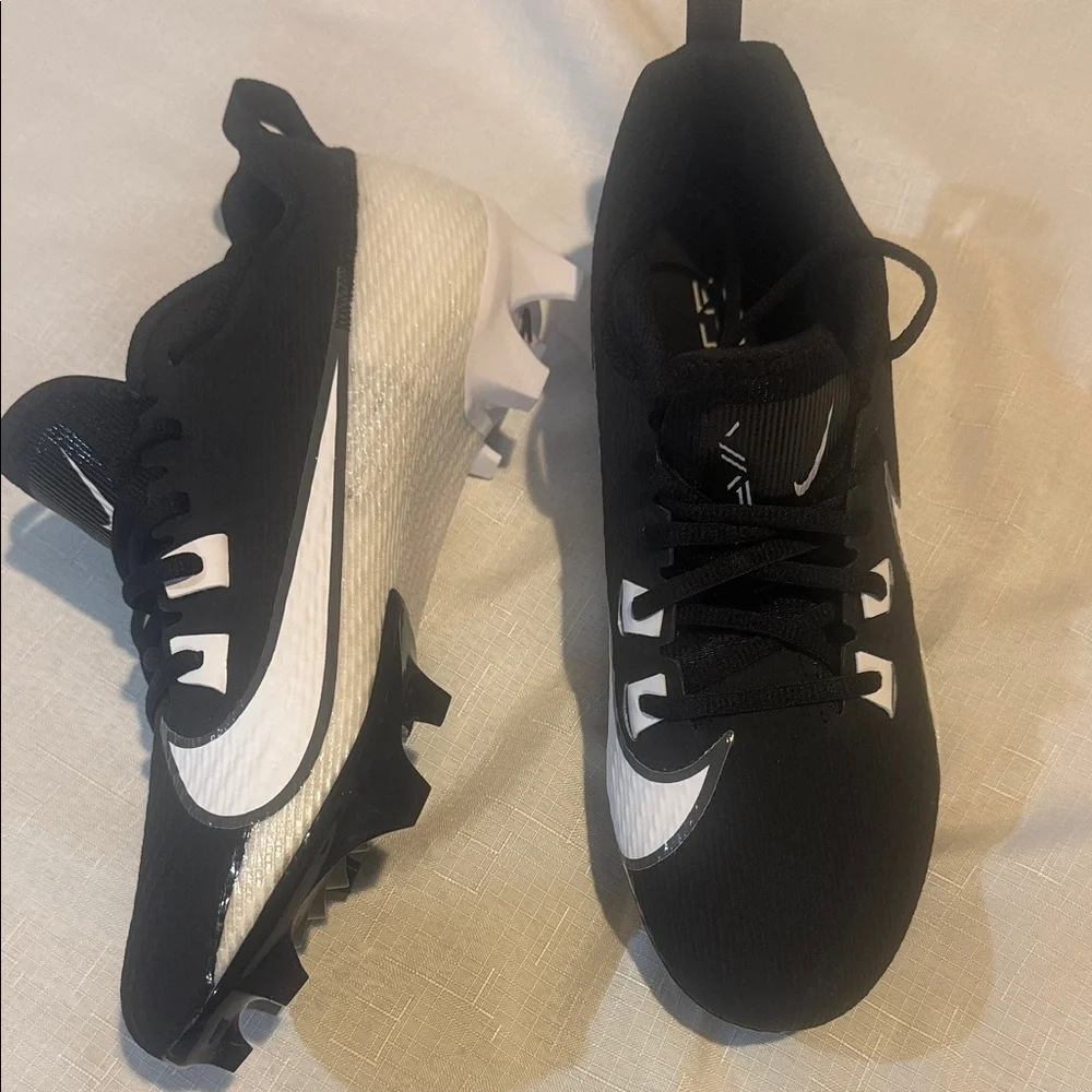 Nike Black and White Athletic Shoes - Picture 2 of 10